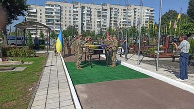 На Смолянському цвинтарі у Житомирі попрощалися із трьома військовими, які загинули на Херсонщині На Смолянському цвинтарі у Житомирі попрощалися із трьома військовими, які загинули на Херсонщині