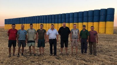 На Тернопільщині із тюків соломи виклали 52-метровий прапор України На Тернопільщині із тюків соломи виклали 52-метровий прапор України