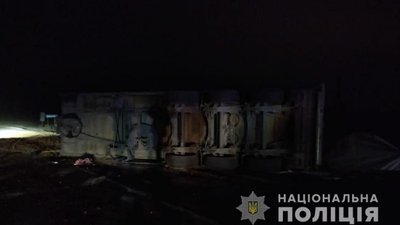 Троє загиблих: під Одесою зіштовхнулась вантажівка та легковий автомобіль (ФОТО) Троє загиблих: під Одесою зіштовхнулась вантажівка та легковий автомобіль (ФОТО)