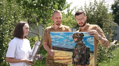 Дівчинка з Вінниччини малює картини, щоб зібрати гроші на ЗСУ Дівчинка з Вінниччини малює картини, щоб зібрати гроші на ЗСУ