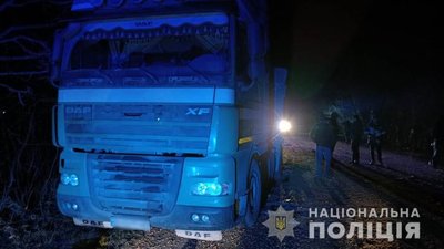 На Одещині зіткнулися три вантажівки. Двоє людей загинули на місці На Одещині зіткнулися три вантажівки. Двоє людей загинули на місці