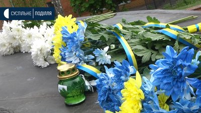 Хмельничани приносять квіти до «Ангела скорботи» вшановуючи пам'ять жертв політичних репресій Хмельничани приносять квіти до «Ангела скорботи» вшановуючи пам'ять жертв політичних репресій