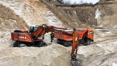 Через видобування піску поблизу стадіону тернополяни звернулися до поліції Через видобування піску поблизу стадіону тернополяни звернулися до поліції