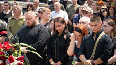 Родичі на похороні трьох захисників в Ужгороді Родичі на похороні трьох захисників в Ужгороді