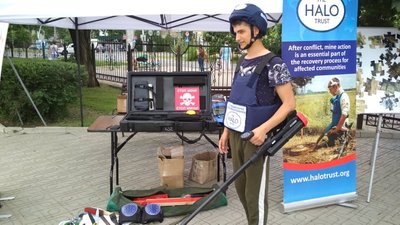 "Кількість нещасних випадків зростає". Жителів Сєвєродонецька вчили оминати розтяжки та міни "Кількість нещасних випадків зростає". Жителів Сєвєродонецька вчили оминати розтяжки та міни