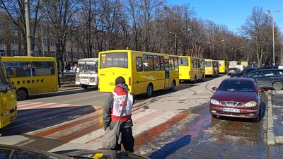 "Хочемо захистити своїх дітей". Як відбувається евакуація із Сум 15 березня "Хочемо захистити своїх дітей". Як відбувається евакуація із Сум 15 березня