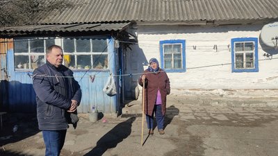 Прабабуся і мама водночас: жителька Житомирщини Лариса Гарбовська у сімдесят чотири роки сама виховує двох правнуків Прабабуся і мама водночас: жителька Житомирщини Лариса Гарбовська у сімдесят чотири роки сама виховує двох правнуків