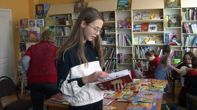 У волинській бібліотеці влаштували потрійне свято для дітей-переселенців У волинській бібліотеці влаштували потрійне свято для дітей-переселенців