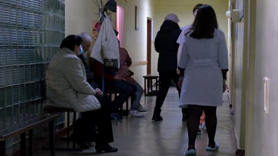 Люди сидять у коридорі черкаської лікарні