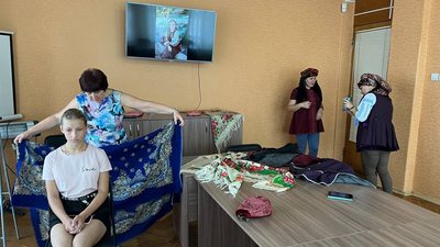 "Це як поема для українки": у черкаському музеї вчили зав'язувати хустки "Це як поема для українки": у черкаському музеї вчили зав'язувати хустки