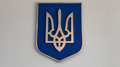 тризуб на стіні