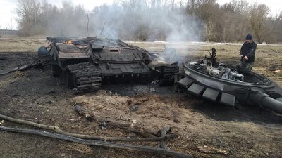 Біля Московського Бобрику на Сумщині артилерія знищила танкову колону РФ Біля Московського Бобрику на Сумщині артилерія знищила танкову колону РФ