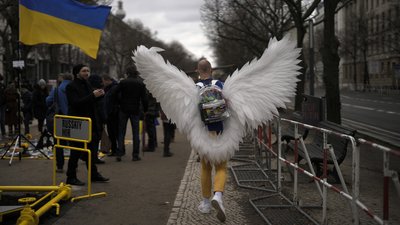 Чоловік у костюмі голуба миру перед посольством Росії під час протестів з нагоди першої річниці повномасштабного вторгнення Росії в Україну в Берліні, Німеччина, 24 лютого 2023 р.