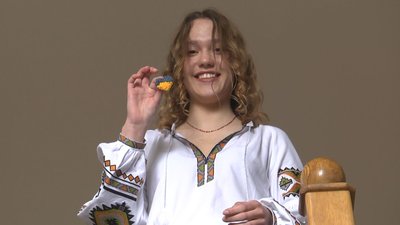 15-річні близнючки з Сєвєродонецька показали вишиванку, яку взяли тікаючи від війни 15-річні близнючки з Сєвєродонецька показали вишиванку, яку взяли тікаючи від війни