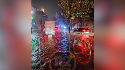 Франківськ у воді. Обласний центр знову затопило