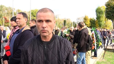 У Житомирі попрощалися із "азовцем" Віталієм Лобовим та командиром відділення Максимом Євпаком У Житомирі попрощалися із "азовцем" Віталієм Лобовим та командиром відділення Максимом Євпаком