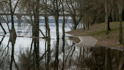 Різкі коливання води у Дніпрі: у Києві та області — загроза підтоплень