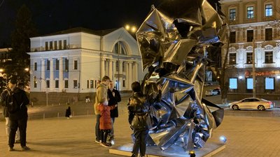 У центрі Києва відкрили скульптурну інсталяцію "Непередбачувані обставини" У центрі Києва відкрили скульптурну інсталяцію "Непередбачувані обставини"