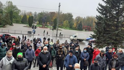 Біля ОДА підприємці Тернополя вимагали не перевіряти їхню діяльність під час карантину Біля ОДА підприємці Тернополя вимагали не перевіряти їхню діяльність під час карантину