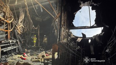 Росіяни вдарили по Епіцентру в Чернігові: горів торговельний зал