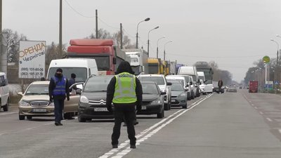 «Ковід не вб’є, влада доб’є»: у Кіптях на трасі Київ-Чернігів протестували підприємці. РЕПОРТАЖ