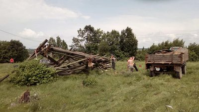 На Буковині демонтували вежу, яку розмістили до тисячоліття Хотина На Буковині демонтували вежу, яку розмістили до тисячоліття Хотина