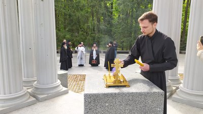 Харків'яни несуть квіти до Меморіального комплексу Слави у Лісопарку: панахида 9 травня 2023 року Харків'яни несуть квіти до Меморіального комплексу Слави у Лісопарку: панахида 9 травня 2023 року