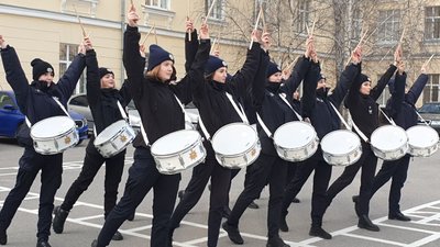 Купили костюми та барабани, бо все лишили в Маріуполі. У Кропивницькому виступає ансамбль барабанщиць з Донеччини