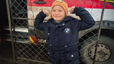 Дитина біля евакуаційного авто ДСНС у Великобурлуцькій громаді