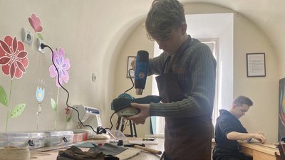 Перша професія: учні спецшколи у Житомирі на уроках праці виготовляють крафтове взуття Перша професія: учні спецшколи у Житомирі на уроках праці виготовляють крафтове взуття