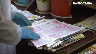 Листоноша Олександра Сопільник сортує газети Листоноша Олександра Сопільник сортує газети