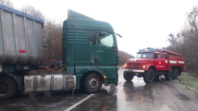 На Житомирщині через погіршення погодних умов рятувальники відбуксирували 7 вантажівок