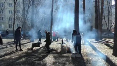 Готують на вогнищі та заряджають телефони через генератор: у Славутичі 4 добу немає світла