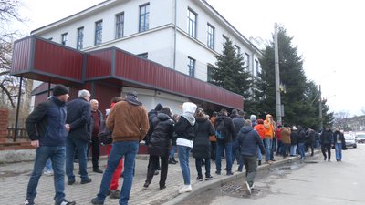 В Івано-Франківську люди стоять у черзі по кілька годин, щоб здати кров В Івано-Франківську люди стоять у черзі по кілька годин, щоб здати кров