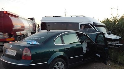 На трасі Одеса - Рені зіткнулися легковий автомобіль та мікроавтобус. Травмувалися три людини
