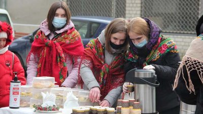 У Тернополі духовенство та учні спекли майже 300 млинців біля церкви У Тернополі духовенство та учні спекли майже 300 млинців біля церкви