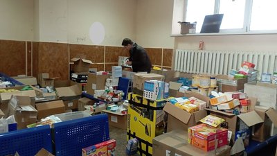 Дев’ятеро друзів з Дніпра заснували волонтерську організацію для допомоги армії та переселенцям
