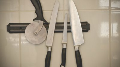 30-40 кг щодня. В Одесі волонтери випікають паляниці з гербом України та патріотичними написами 30-40 кг щодня. В Одесі волонтери випікають паляниці з гербом України та патріотичними написами