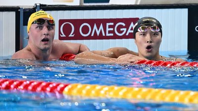 Елайджа Віннінґтон (ліворуч) та Кім У Мін під час чемпіонату світу-2024 з плавання у Досі