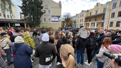Співак Коля Сєрга приїхав з концертом у Житомир, оголосивши збір гуманітарної допомоги для Куп’янська Співак Коля Сєрга приїхав з концертом у Житомир, оголосивши збір гуманітарної допомоги для Куп’янська