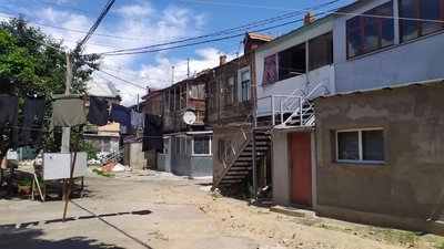 Тріщини на стінах та гниле перекриття: у Миколаєві люди продовжують жити в аварійному будинку