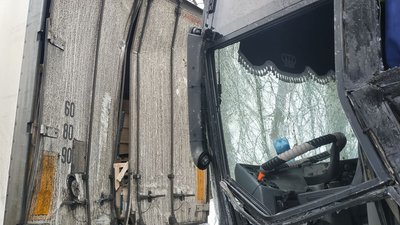 На Вінниччині вантажівка злетіла з дороги в кювет та спровокувала масштабну ДТП На Вінниччині вантажівка злетіла з дороги в кювет та спровокувала масштабну ДТП