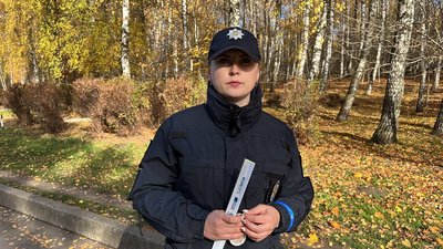 Поліцейські Тернополя роздавали світловідбивачі Поліцейські Тернополя роздавали світловідбивачі