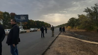 Під Чугуєвом — панахида за загиблими у катастрофі літака Ан-26, рух перекрили Під Чугуєвом — панахида за загиблими у катастрофі літака Ан-26, рух перекрили