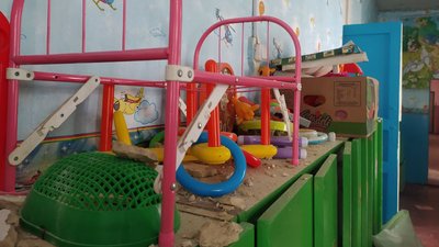 Майже сотня розбитих вікон та зруйнований дах. Мешканці села на Сумщині розказали, як росіяни обстріляли школу