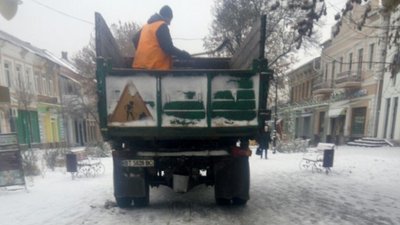Комунальники у Херсоні працювали усю ніч, щоб встигнути до ранку обробити небезпечні ділянки Комунальники у Херсоні працювали усю ніч, щоб встигнути до ранку обробити небезпечні ділянки