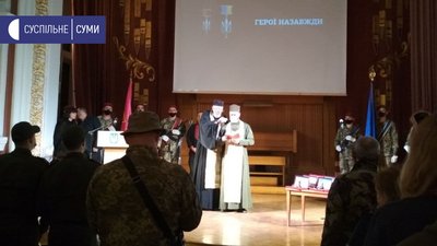 У Сумах військовим вручають нагороду "Народний герой України" У Сумах військовим вручають нагороду "Народний герой України"