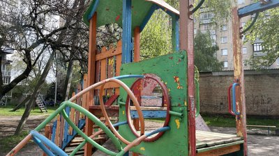"Гойдалка впала взимку": жителі мікрорайону у Полтаві скаржаться на аварійний стан дитмайданчика "Гойдалка впала взимку": жителі мікрорайону у Полтаві скаржаться на аварійний стан дитмайданчика