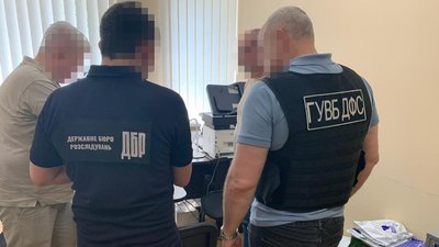 7 автівок без документів: ДБР завершило слідство у справі інспектора Одеської митниці