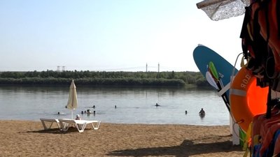 Шезлонги, катамарани та каяки: на Одещині біля водосховища облаштували пляж